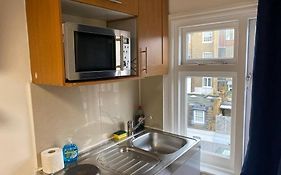 F14- Single Studio Shared Shower/Toilet Near Paddington